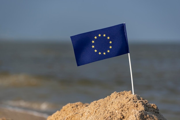 Vlag van de eu op zee achtergrond zomervakantie in europa