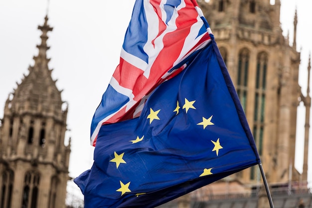 Vlag van de Europese Unie en de Britse Union Jack samen vliegen Een symbool van het Brexit EU-referendum