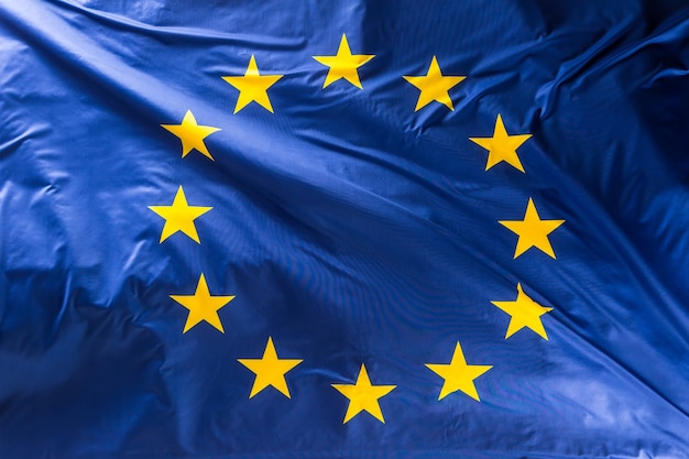 Vlag van de Europese Unie. EU-vlag waait in de wind.