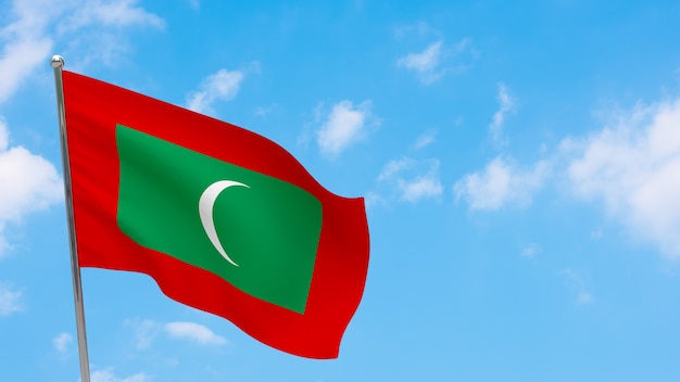 Foto vlag van de maldiven op paal. blauwe lucht. nationale vlag van de maldiven