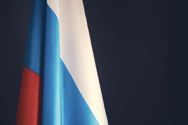 Vlag van de Russische Federatie op donkergrijze achtergrond, driekleurige banner patriot Rusland.