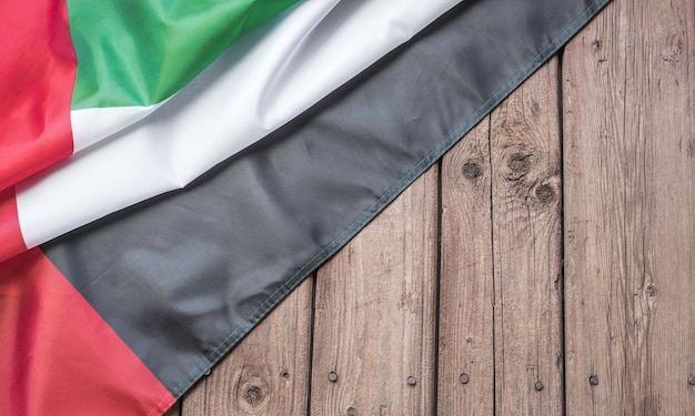 Vlag van de Verenigde Arabische Emiraten en plaats voor tekst op een donkere houten achtergrond.