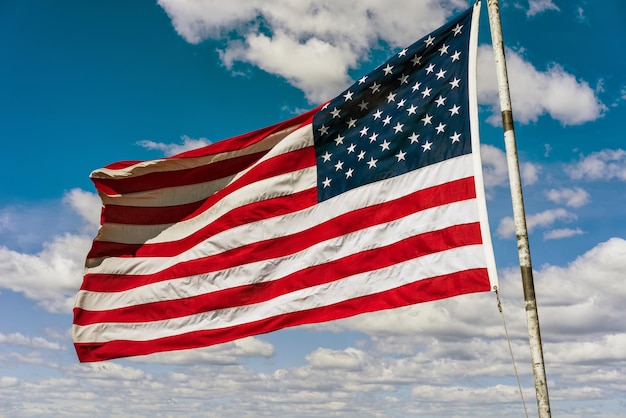 Vlag van de Verenigde Staten van Amerika in Boston, Verenigde Staten. Het is een van de belangrijkste symbolen van het land. Het bestaat uit dertien horizontale strepen en vijftig kleine sterren die elke staat symboliseren.