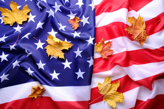Vlag van de Verenigde Staten van Amerika is bezaaid met vergeelde herfstbladeren van esdoorn