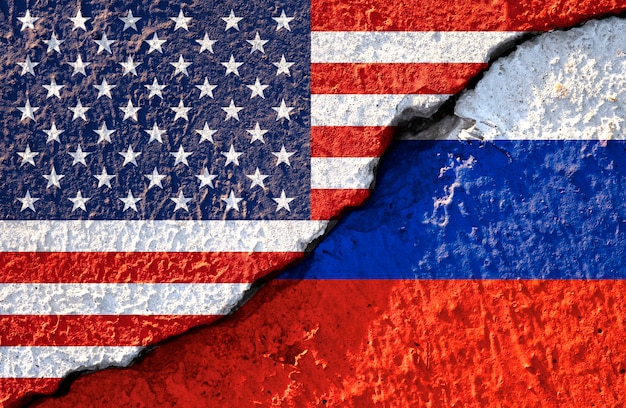 Vlag van de VS en de vlag van Rusland op gebarsten muurschade