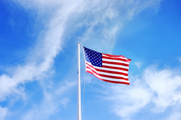 Vlag van de VS op blauwe hemel close-up
