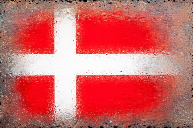 Vlag van Denemarken Vlag van Denemarken op de achtergrond van waterdruppels Vlag met regendruppels