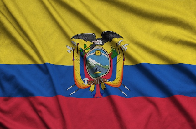 Vlag van Ecuador is afgebeeld op een stof van sportdoek met veel plooien.