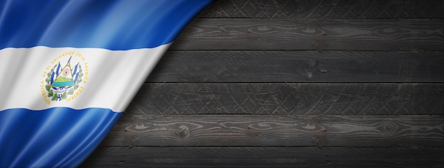 Vlag van el salvador op zwarte houten muur