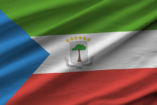 Vlag van Equatoriaal-Guinea met grote vouwen die dicht omhoog zwaaien onder het studiolicht binnenshuis De officiële symbolen en kleuren in banner