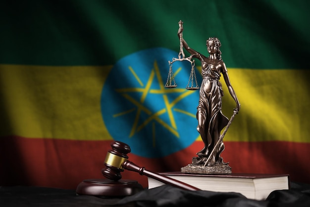 Vlag van ethiopië met standbeeld van Vrouwe Justitia grondwet en rechter hamer op zwart gordijn Concept van oordeel en schuld