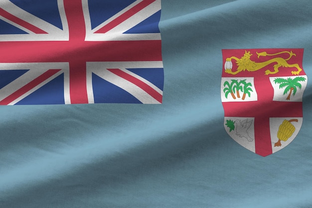 Vlag van Fiji met grote plooien die van dichtbij zwaaien onder het studiolicht binnenshuis De officiële symbolen en kleuren in banner