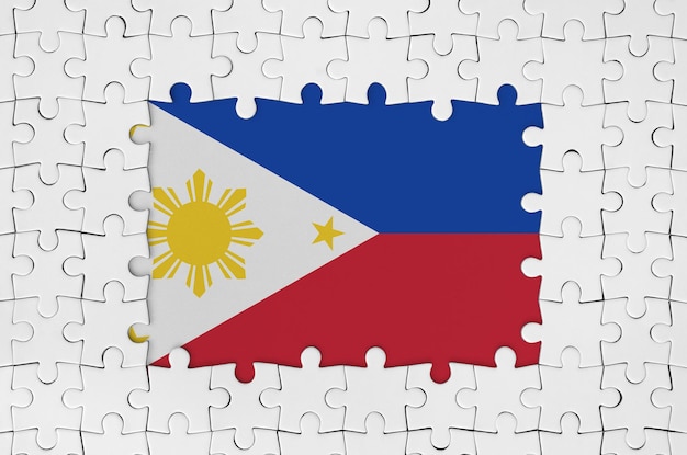Vlag van filipijnen in frame van witte puzzelstukjes met ontbrekend centraal deel