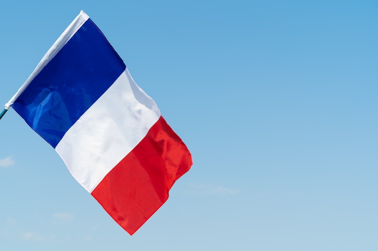 Foto vlag van frankrijk zwaaien in de wind in de lucht