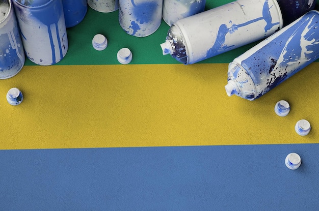 Vlag van Gabon en enkele gebruikte spuitbussen voor graffiti schilderen Street art cultuurconcept