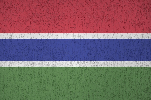 Vlag van Gambia afgebeeld in heldere kleuren op oud reliëf pleisterwerk