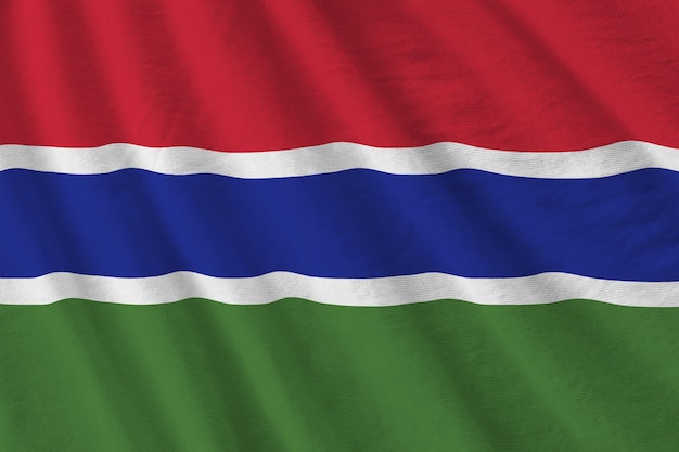 Vlag van gambia met grote plooien die van dichtbij zwaaien onder het studiolicht binnenshuis de officiële symbolen en kleuren in banner