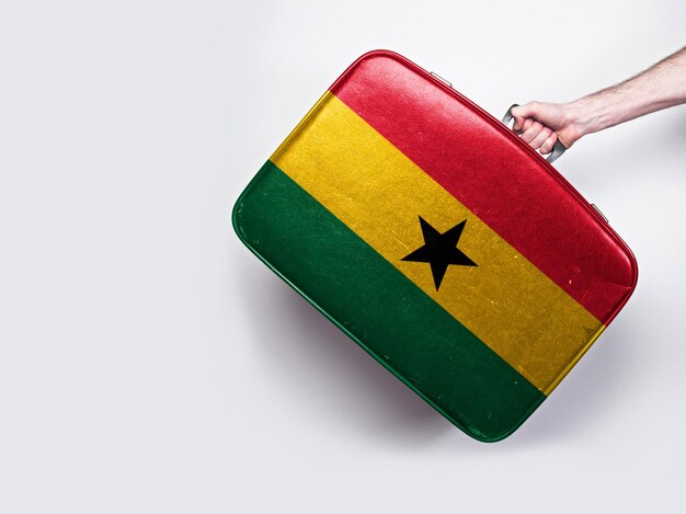 Vlag van Ghana op een vintage leren koffer