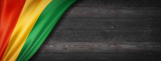 Vlag van Guinee op zwarte houten muur