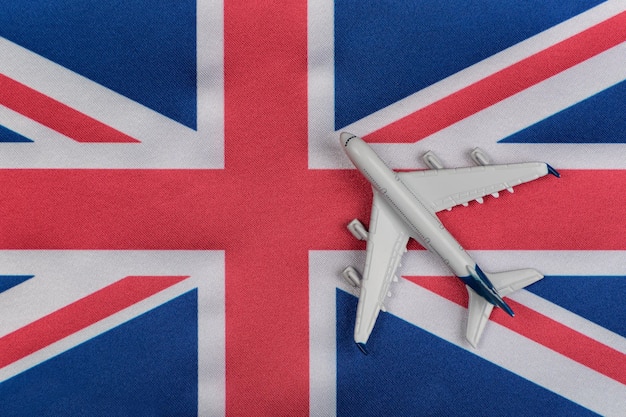 Vlag van het Verenigd Koninkrijk en speelgoedvliegtuig Vliegreizen in het VK Hervatting van vluchten na quarantaine