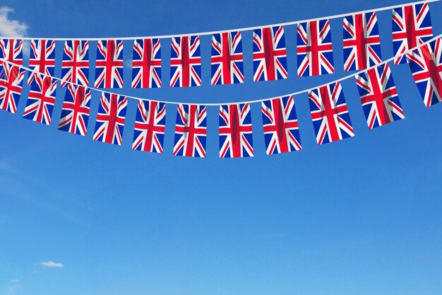 Vlag van het Verenigd Koninkrijk feestelijke bunting hangend tegen een blauwe hemel d render