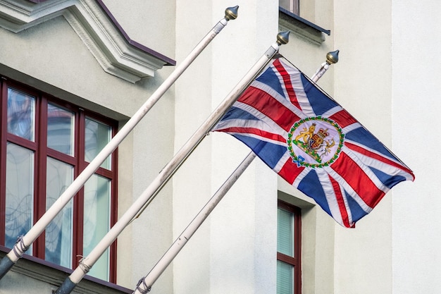 Vlag van het Verenigd Koninkrijk van Groot-Brittannië met het wapen op de ambassade