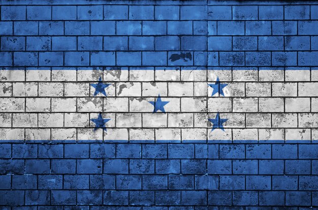 Vlag van honduras is geschilderd op een oude bakstenen muur