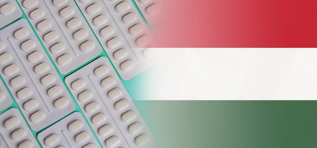 Vlag van Hongarije met tabletten Farmacologische ontwikkelingen op het gebied van farmaceutica medicijnen antibiotica pijnstillers en epidemieën Toename drugsgebruik