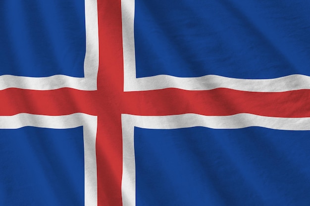 Vlag van IJsland met grote plooien die van dichtbij zwaaien onder het studiolicht binnenshuis De officiële symbolen en kleuren in banner