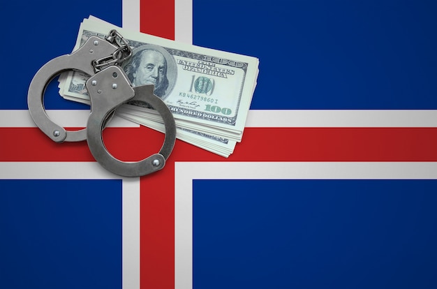 Vlag van IJsland met handboeien en een bundel dollars. Het concept van het overtreden van de wet en dieven misdaden