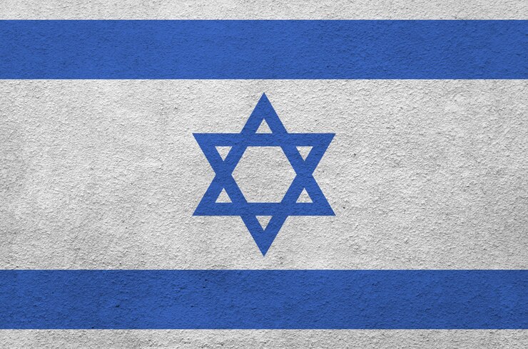 Foto vlag van israël afgebeeld in heldere verfkleuren op oude reliëf pleistermuur.