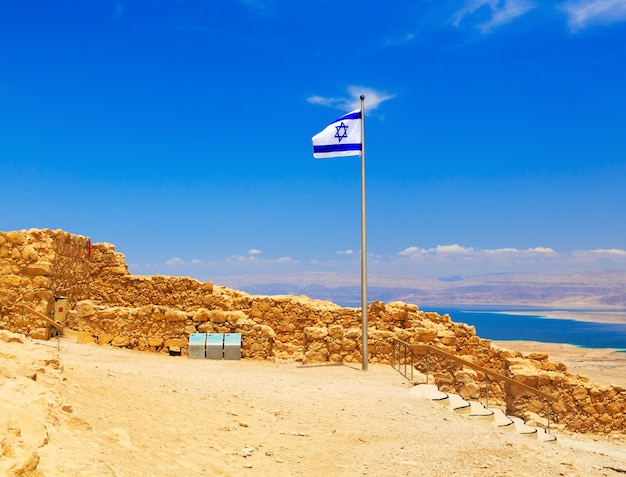 Vlag van israël in vesting masada, israël