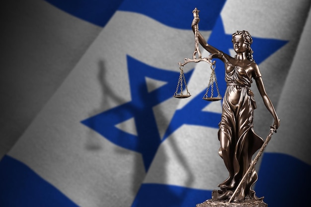 Vlag van Israël met standbeeld van Vrouwe Justitia en gerechtelijke schalen in donkere kamer Concept van oordeel en straf