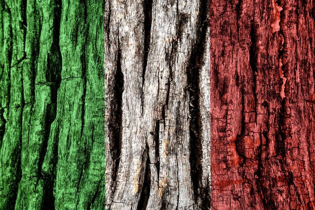 Vlag van Italië geschilderd op oud vervallen houten oppervlak