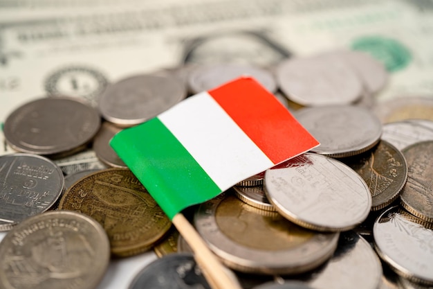 Vlag van Italië op munten achtergrond, Business en Finance concept.