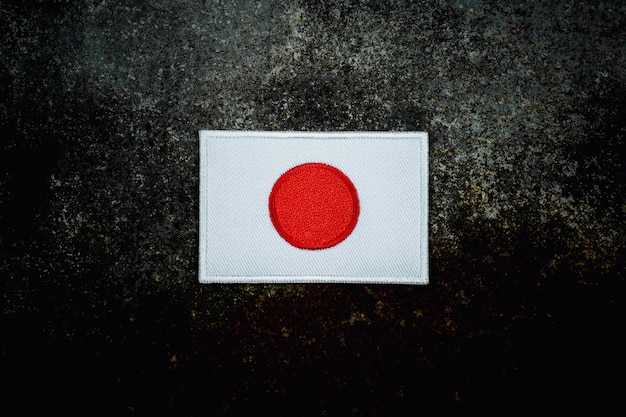 Vlag van Japan op roestige verlaten metalen vloer in het donker.