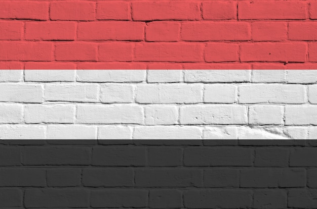 Vlag van Jemen in verfkleuren op oude bakstenen muur