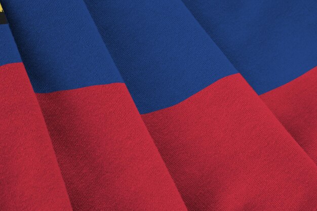 Vlag van Liechtenstein met grote plooien die van dichtbij zwaaien onder het studiolicht binnenshuis De officiële symbolen en kleuren in banner