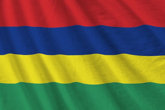 Vlag van Mauritius met grote plooien die van dichtbij zwaaien onder het studiolicht binnenshuis De officiële symbolen en kleuren in banner