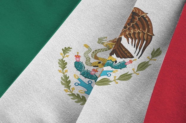 Vlag van Mexico met grote plooien die van dichtbij zwaaien onder het studiolicht binnenshuis De officiële symbolen en kleuren in banner