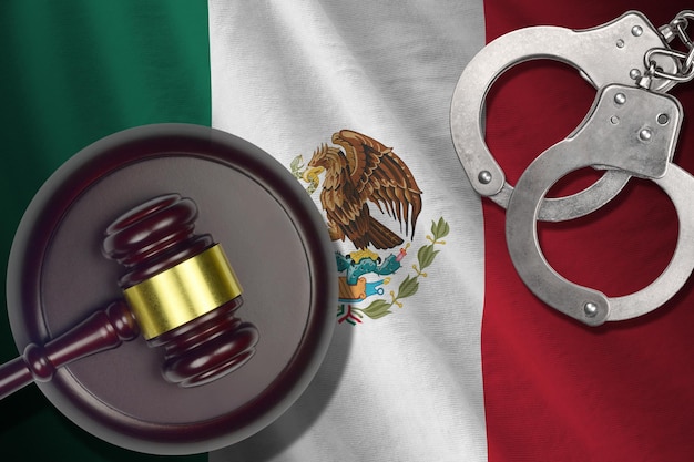 Vlag van Mexico met rechter hamer en handboeien in donkere kamer Concept van strafrechtelijke en straf achtergrond voor oordeel onderwerpen