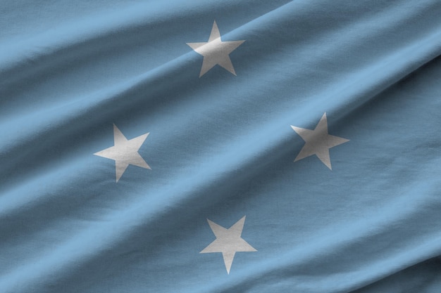 Vlag van Micronesië met grote plooien die van dichtbij zwaaien onder het studiolicht binnenshuis De officiële symbolen en kleuren in de banner