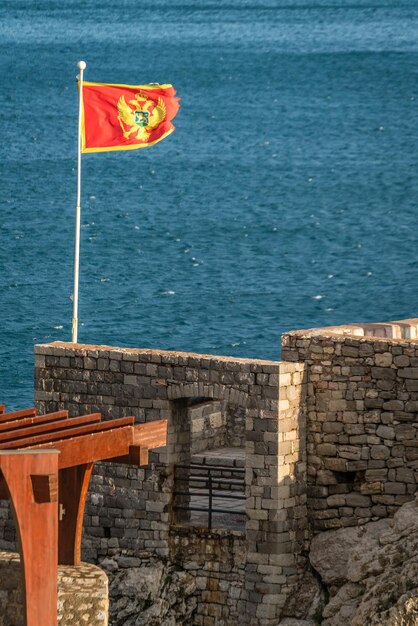 Vlag van Montenegro wapperen in een wind