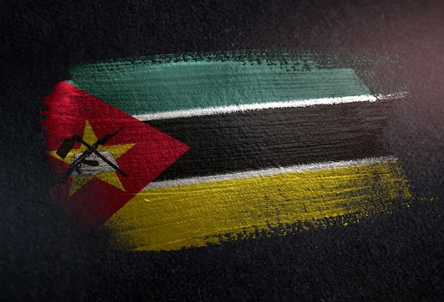 Vlag van mozambique gemaakt van metallic penseel verf op grunge donkere muur