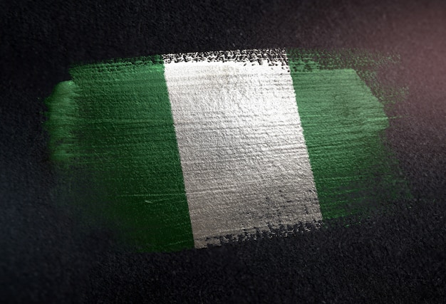 Vlag van Nigeria gemaakt van metallic penseel verf op grunge donkere muur