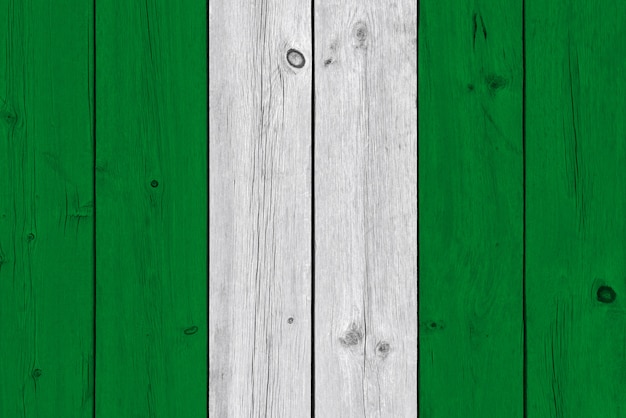 Vlag van Nigeria geschilderd op oude houten plank