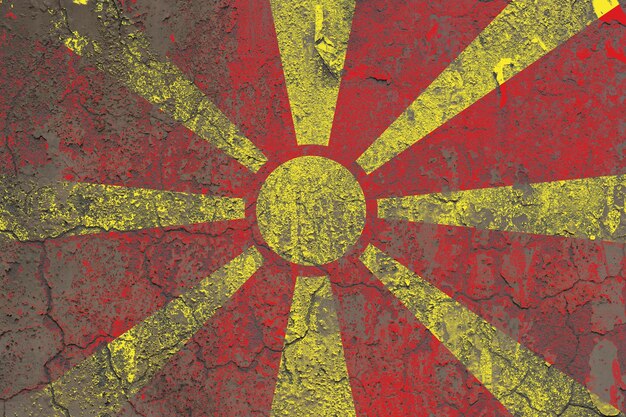 Vlag van Noord-Macedonië op een gebarsten oud betonnen muuroppervlak