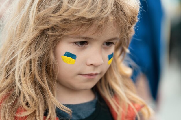 Foto vlag van oekraïne op kinderwang wereldstand met oekraïne