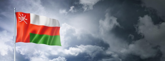 Vlag van Oman op een bewolkte hemel