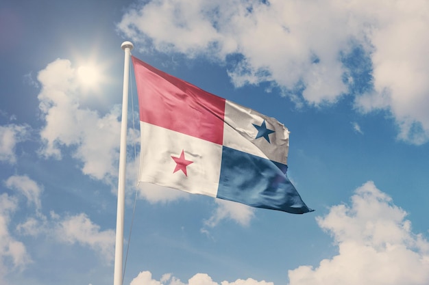 Vlag van Panama, nationaal symbool zwaaien tegen bewolkte, blauwe lucht, zonnige dag